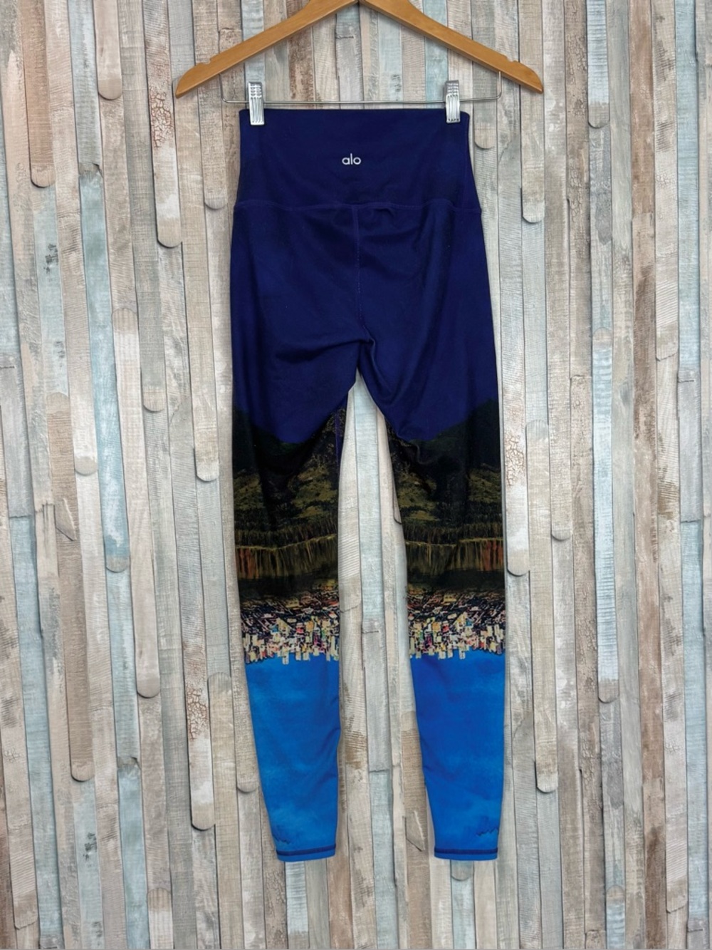 Alo Yoga XS High Rise Waist Airbrush Legging Dreamscape Coastal Print Artsy